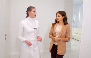 Врач-косметолог подготавливает кожу к процедуре лазерного удаления волос